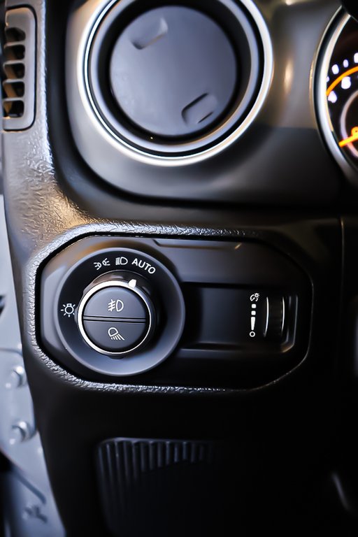 2023 Jeep Gladiator WILLYS + 4X4 + V6 3.6L + TOIT RIGIDE in Terrebonne, Quebec - 26 - w1024h768px