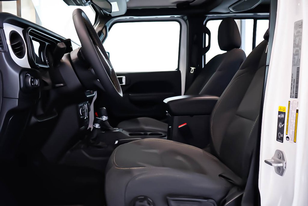 2024 Jeep Gladiator SPORT NIGHTHAWK + 4X4 + TOIT RIGIDE in Terrebonne, Quebec - 10 - w1024h768px