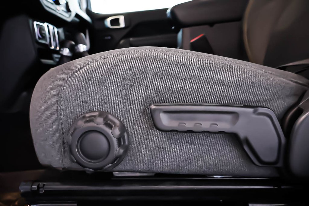 2024 Jeep Gladiator SPORT NIGHTHAWK + 4X4 + TOIT RIGIDE in Terrebonne, Quebec - 11 - w1024h768px