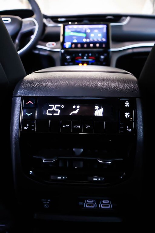 2024 Jeep Grand Cherokee L LIMITED + 4X4 + ALLURE NOIRE + TOIT OUVRANT PANO in Terrebonne, Quebec - 33 - w1024h768px