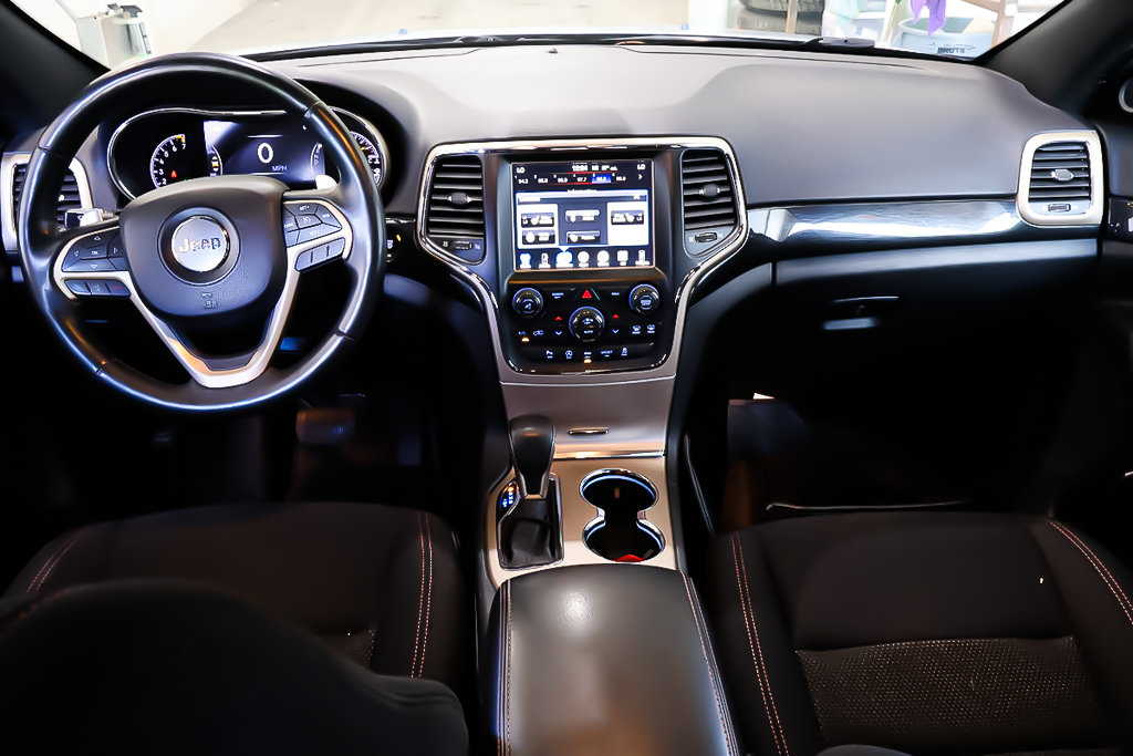 2017 Jeep Grand Cherokee LAREDO 75E ANNIVERSAIRE + 4X4 + V6 3.6L + in Terrebonne, Quebec - 11 - w1024h768px