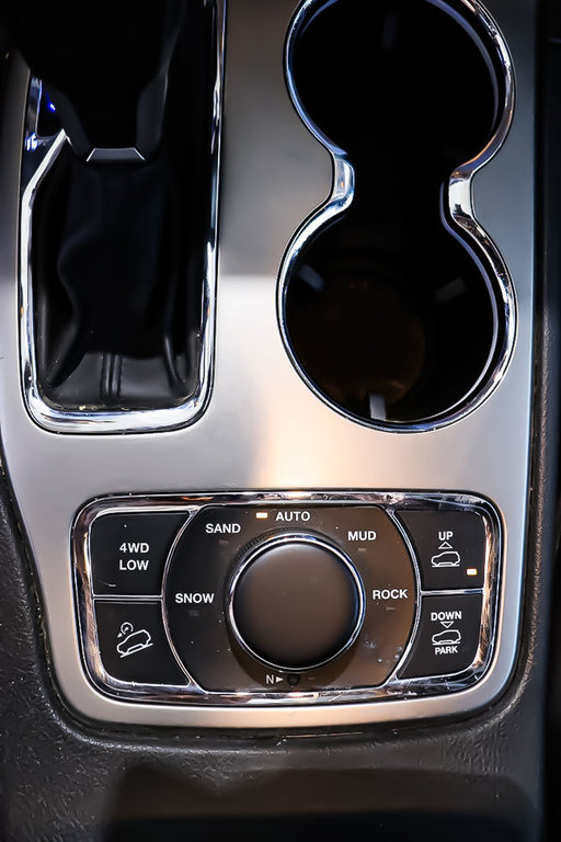 Jeep Grand Cherokee OVERLAND + 4X4 + TOIT OUVRANT 2018 à Terrebonne, Québec - 15 - w1024h768px