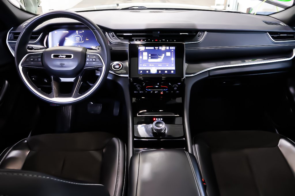 2023 Jeep Grand Cherokee ALTITUDE + 4X4 + V6 3.6L + ALLURE NOIRE in Terrebonne, Quebec - 14 - w1024h768px