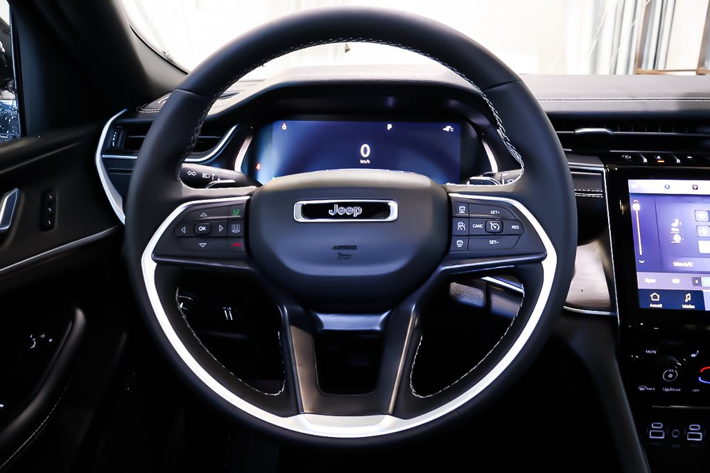 2025 Jeep Grand Cherokee LIMITED in Terrebonne, Quebec - 12 - w1024h768px