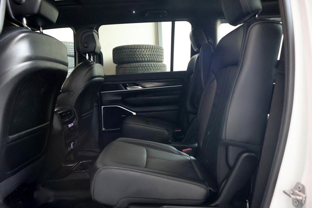 2022 Jeep Wagoneer SERIES III + 4X4 + CATEGORIE SUPERIEURE + 7 PASS in Terrebonne, Quebec - 31 - w1024h768px