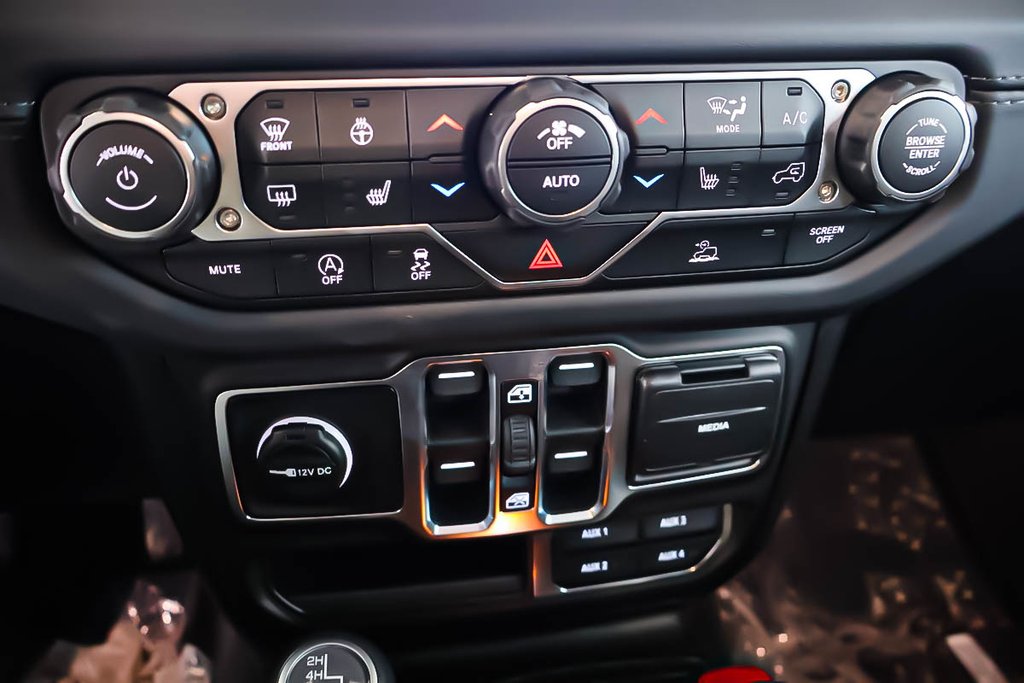 Jeep Wrangler 4-Door SAHARA 2026 à Terrebonne, Québec - 17 - w1024h768px