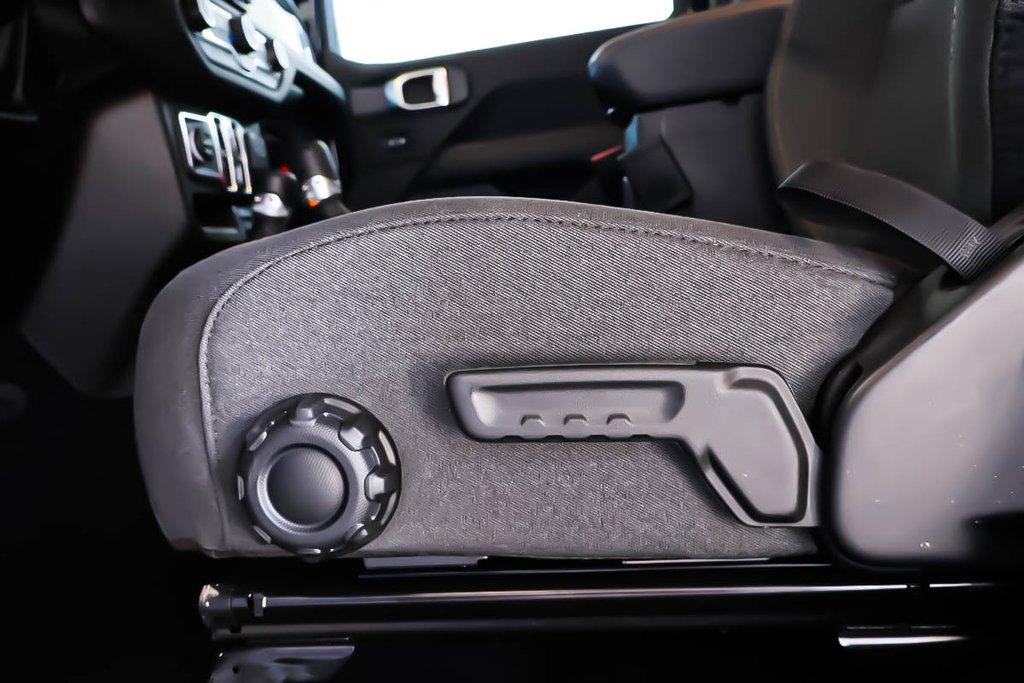 Jeep Wrangler 4-Door SAHARA 2026 à Terrebonne, Québec - 9 - w1024h768px