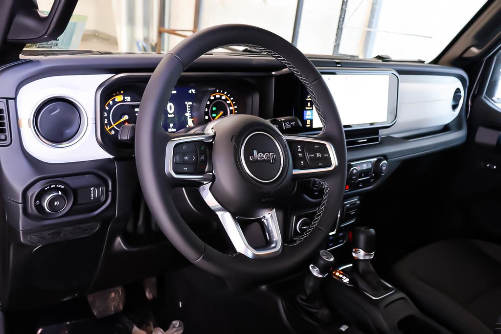 Jeep Wrangler 4-Door SAHARA 2026 à Terrebonne, Québec - 12 - w1024h768px