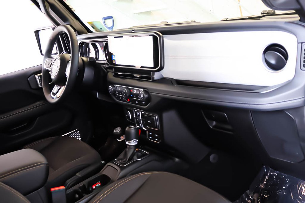 Jeep Wrangler 4-Door SAHARA 2026 à Terrebonne, Québec - 11 - w1024h768px