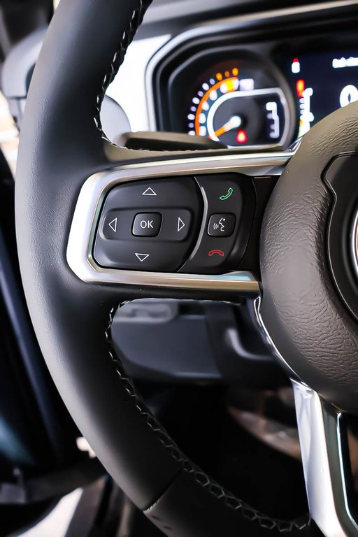 Jeep Wrangler 4-Door SAHARA 2026 à Terrebonne, Québec - 13 - w1024h768px