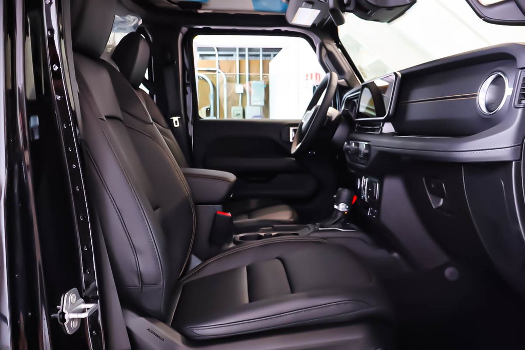 Jeep Wrangler 4-Door SAHARA 2026 à Terrebonne, Québec - 10 - w1024h768px