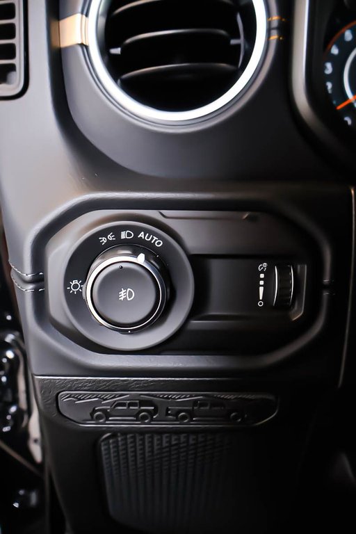Jeep Wrangler 4-Door SAHARA 2026 à Terrebonne, Québec - 18 - w1024h768px