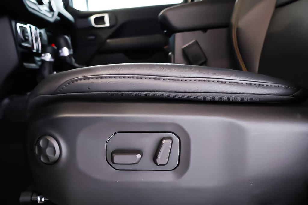 Jeep Wrangler 4-Door SAHARA 2026 à Terrebonne, Québec - 9 - w1024h768px