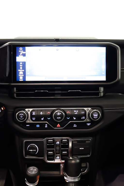2024 Jeep Wrangler 4xe SAHARA + HYBRIDE + 4X4 + TOIT RIGIDE in Terrebonne, Quebec - 19 - w1024h768px