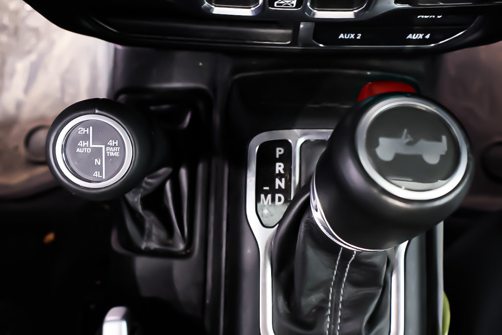 2024 Jeep Wrangler 4xe SAHARA + HYBRIDE + 4X4 + TOIT RIGIDE in Terrebonne, Quebec - 25 - w1024h768px