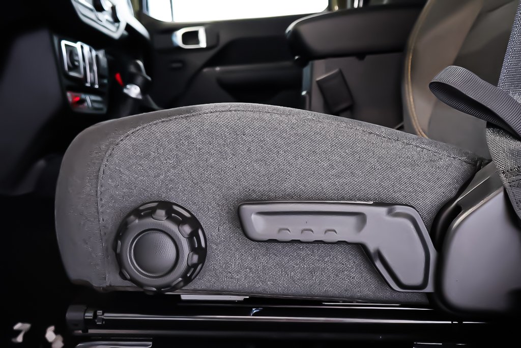 Jeep Wrangler 4XE WILLYS 2025 à Terrebonne, Québec - 9 - w1024h768px