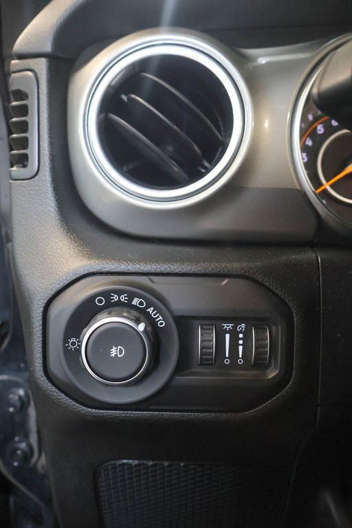 Jeep Wrangler UNLIMITED SAHARA + 4X4 + V6 3.6L + MAGS 18 2019 à Terrebonne, Québec - 25 - w1024h768px
