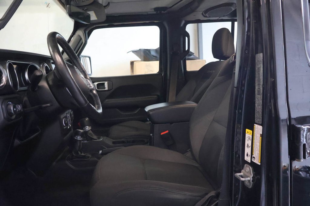 Jeep Wrangler UNLIMITED SAHARA + 4X4 + V6 3.6L + MAGS 18 2019 à Terrebonne, Québec - 10 - w1024h768px