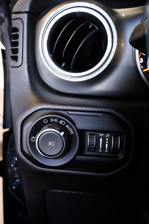 Jeep Wrangler UNLIMITED + SAHARA + 4X4 + SKY ONE-TOUCH 2020 à Terrebonne, Québec - 26 - w1024h768px