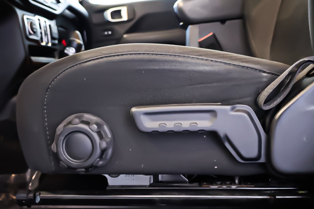 Jeep Wrangler UNLIMITED + SAHARA + 4X4 + SKY ONE-TOUCH 2020 à Terrebonne, Québec - 11 - w1024h768px