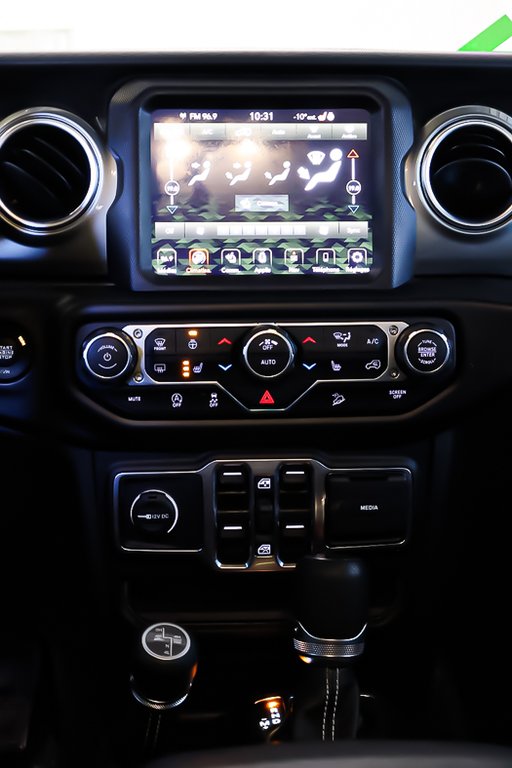 Jeep Wrangler UNLIMITED + SAHARA + 4X4 + SKY ONE-TOUCH 2020 à Terrebonne, Québec - 19 - w1024h768px