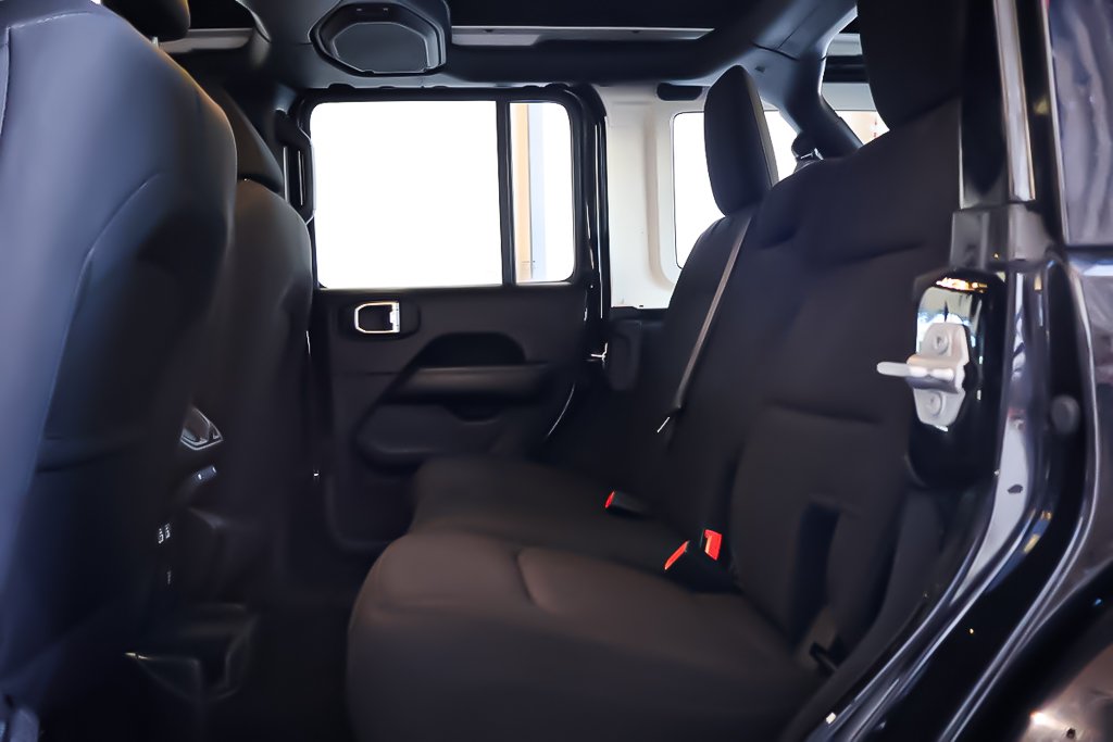 Jeep Wrangler UNLIMITED + SAHARA + 4X4 + SKY ONE-TOUCH 2020 à Terrebonne, Québec - 29 - w1024h768px