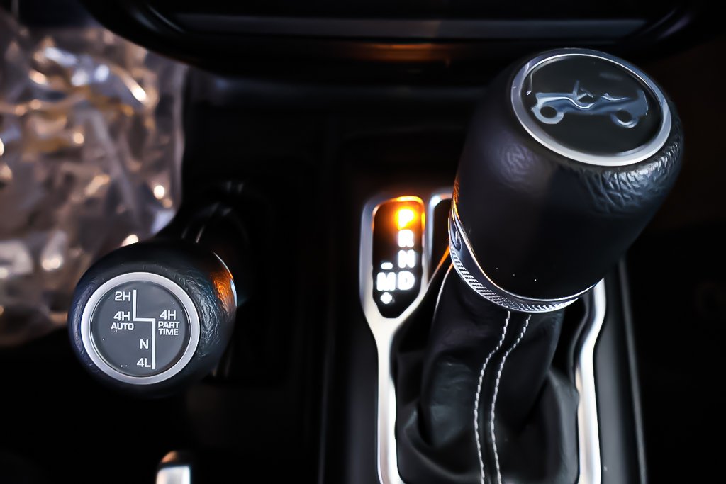 Jeep Wrangler UNLIMITED + SAHARA + 4X4 + SKY ONE-TOUCH 2020 à Terrebonne, Québec - 25 - w1024h768px