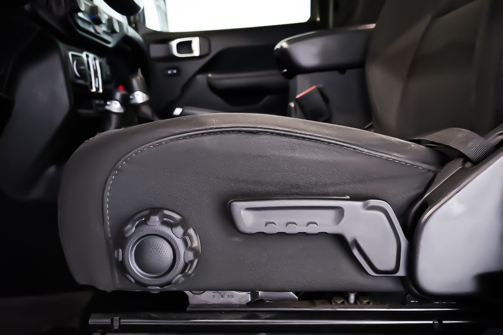 2021 Jeep Wrangler UNLIMITED WILLYS + 4X4 + V6 3.6L in Terrebonne, Quebec - 11 - w1024h768px