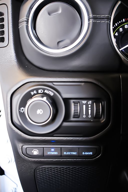 Jeep Wrangler UNLIMITED SAHARA 4XE + 4X4 + PHEV + SKY ONE-TOUCH 2021 à Terrebonne, Québec - 25 - w1024h768px