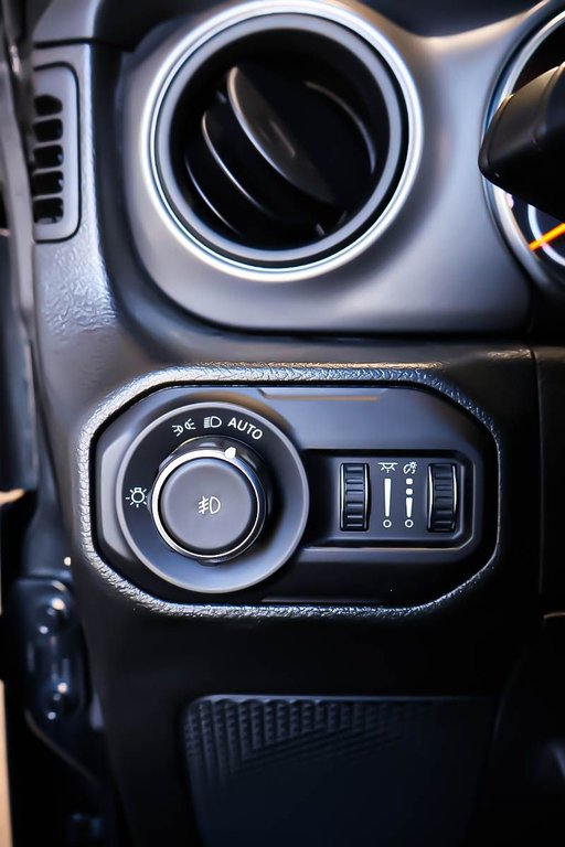 2022 Jeep Wrangler SPORT + 4X4 + TOIT RIGIDE in Terrebonne, Quebec - 25 - w1024h768px