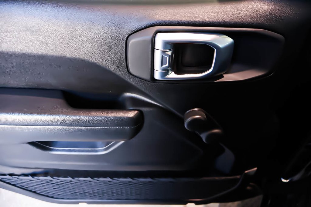 2022 Jeep Wrangler SPORT + 4X4 + TOIT RIGIDE in Terrebonne, Quebec - 26 - w1024h768px