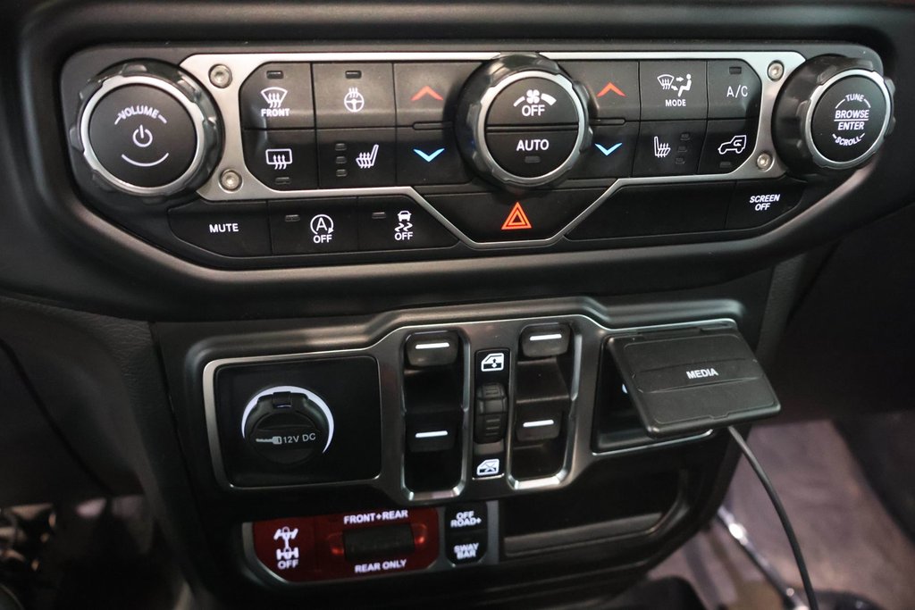 2022 Jeep Wrangler UNLIMITED RUBICON + SKY ONE-TOUCH + 4X4 in Terrebonne, Quebec - 23 - w1024h768px