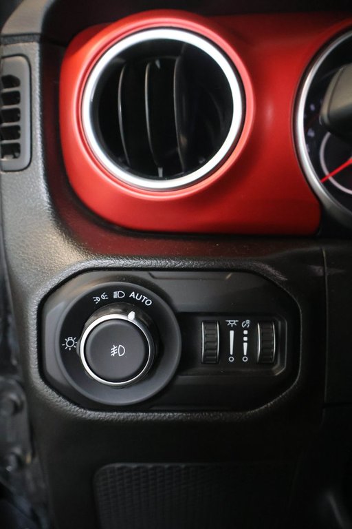 2022 Jeep Wrangler UNLIMITED RUBICON + SKY ONE-TOUCH + 4X4 in Terrebonne, Quebec - 26 - w1024h768px