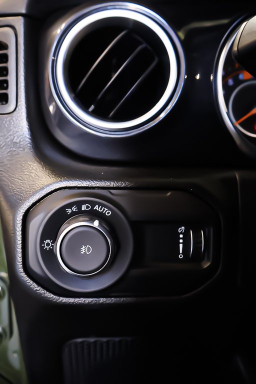 2023 Jeep Wrangler 4 PORTES SAHARA ALTITUDE + 4X4 + V6 3.6L in Terrebonne, Quebec - 26 - w1024h768px