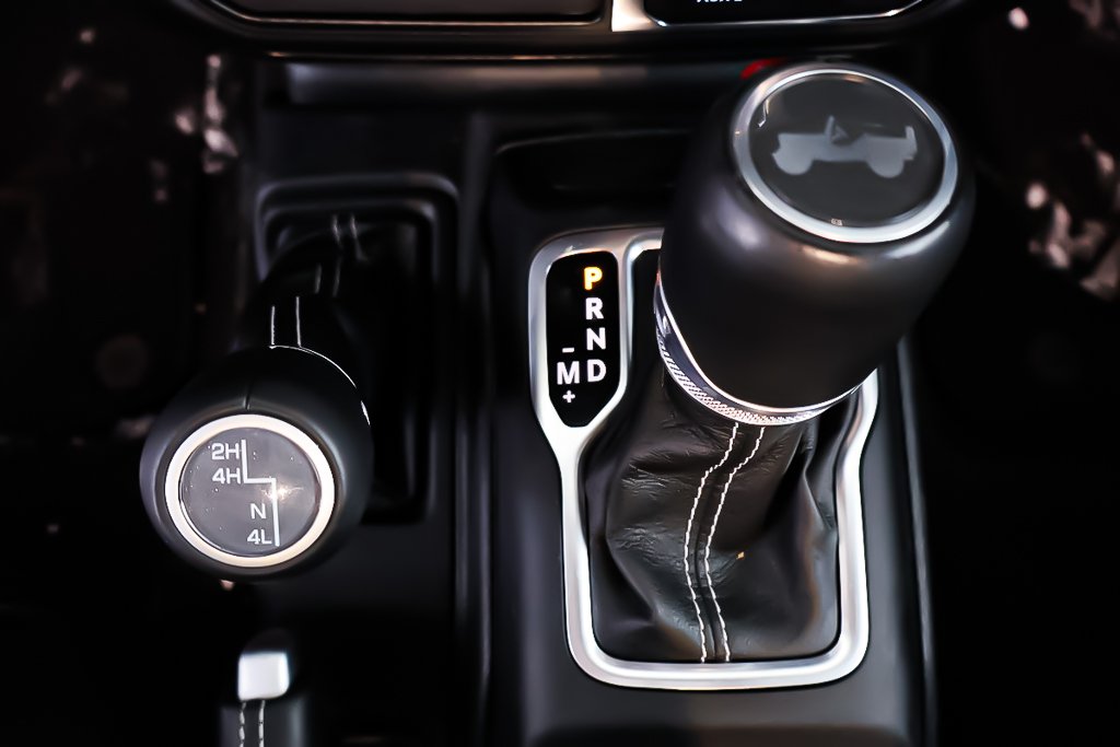 Jeep Wrangler 4P SAHARA + 4X4 + TOIT RIGIDE + CUIR 2023 à Terrebonne, Québec - 25 - w1024h768px