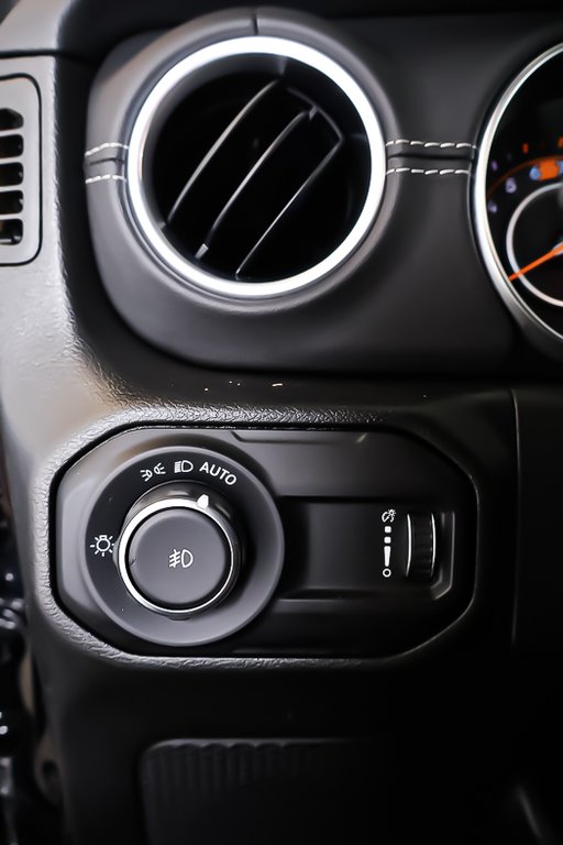 Jeep Wrangler 4P SAHARA + 4X4 + TOIT RIGIDE + CUIR 2023 à Terrebonne, Québec - 26 - w1024h768px