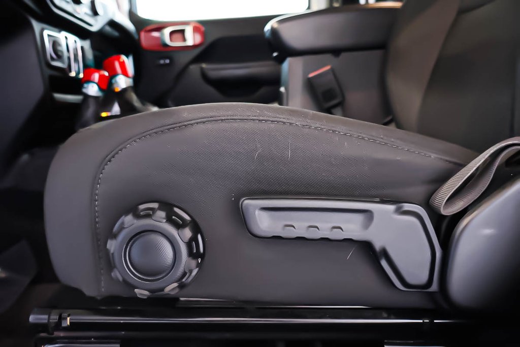 Jeep Wrangler 4 PORTES WILLYS + 4X4 + TOIT RIGIDE 3 SECTIONS 2023 à Terrebonne, Québec - 9 - w1024h768px