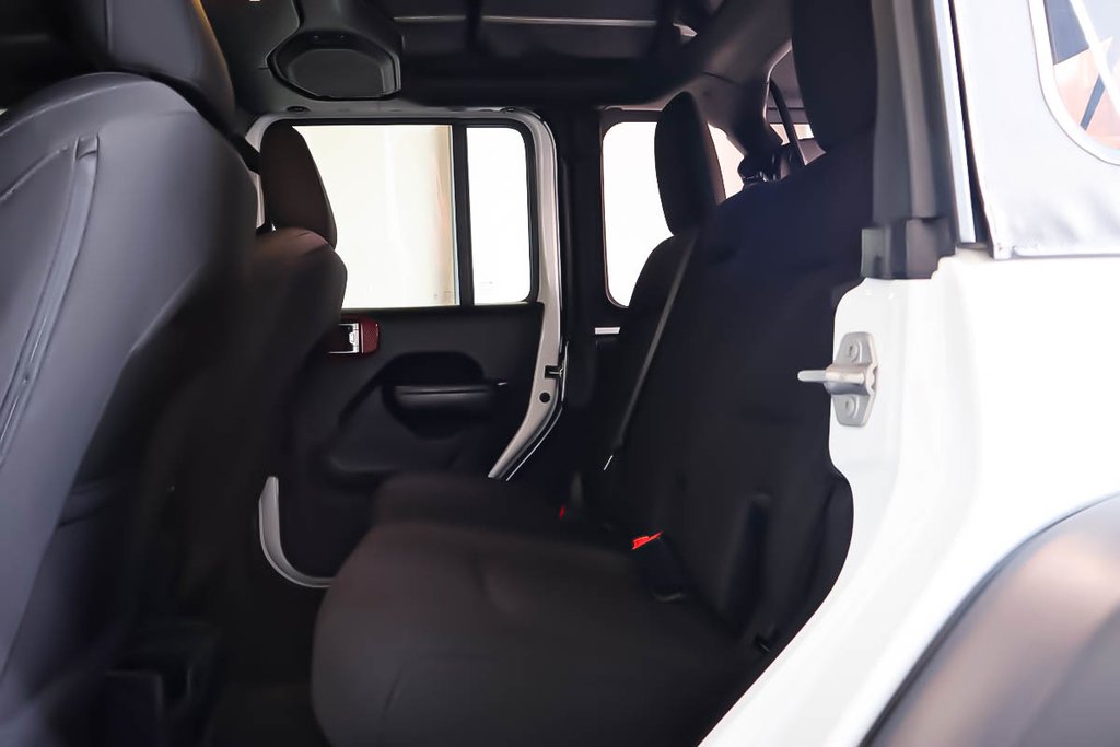 Jeep Wrangler 4 PORTES WILLYS + 4X4 + TOIT RIGIDE 3 SECTIONS 2023 à Terrebonne, Québec - 22 - w1024h768px