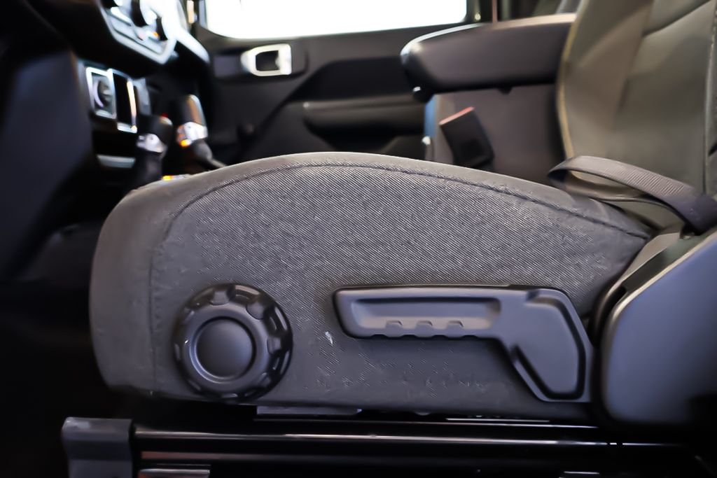 Jeep Wrangler 2 PORTES SPORT + 4X4 + TOIT SOUPLE 2024 à Terrebonne, Québec - 15 - w1024h768px