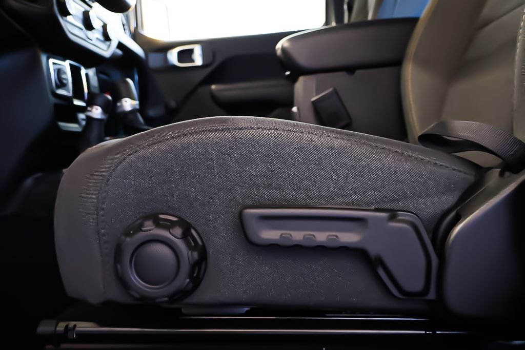 Jeep Wrangler 4 PORTES SPORT + 4X4 + TOIT RIGIDE 2024 à Terrebonne, Québec - 9 - w1024h768px