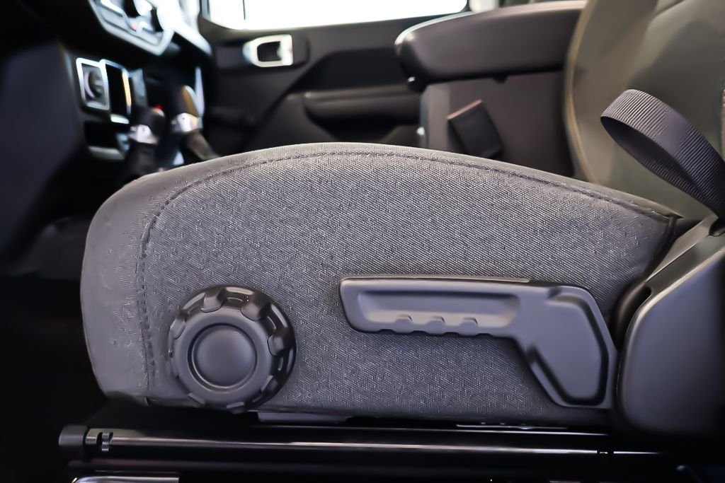 2024 Jeep Wrangler 4 PORTES SPORT + 4X4 + TOIT RIGIDE in Terrebonne, Quebec - 9 - w1024h768px