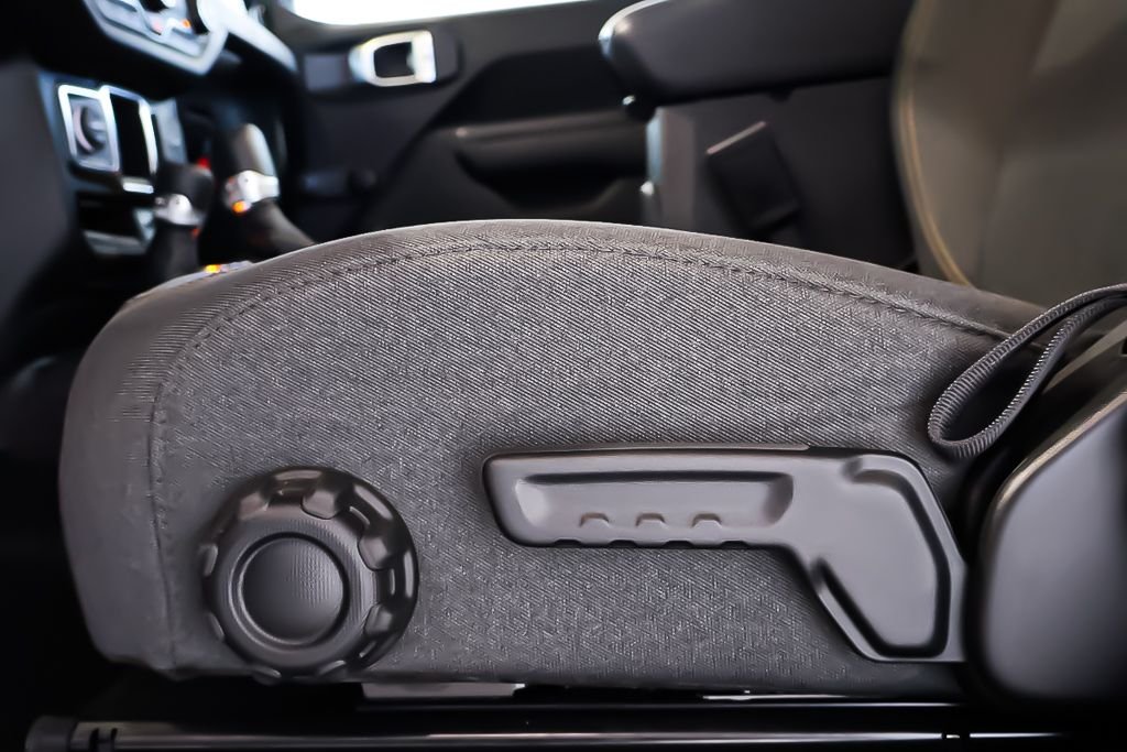 Jeep Wrangler 4 PORTES SPORT + 4X4 + TOIT RIGIDE 2024 à Terrebonne, Québec - 9 - w1024h768px