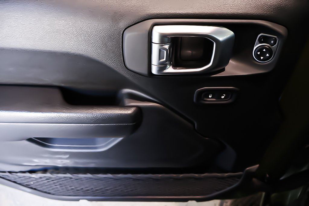 2024 Jeep Wrangler SPORT 4XE + PHEV + 4X4 + TOIT RIGIDE in Terrebonne, Quebec - 26 - w1024h768px