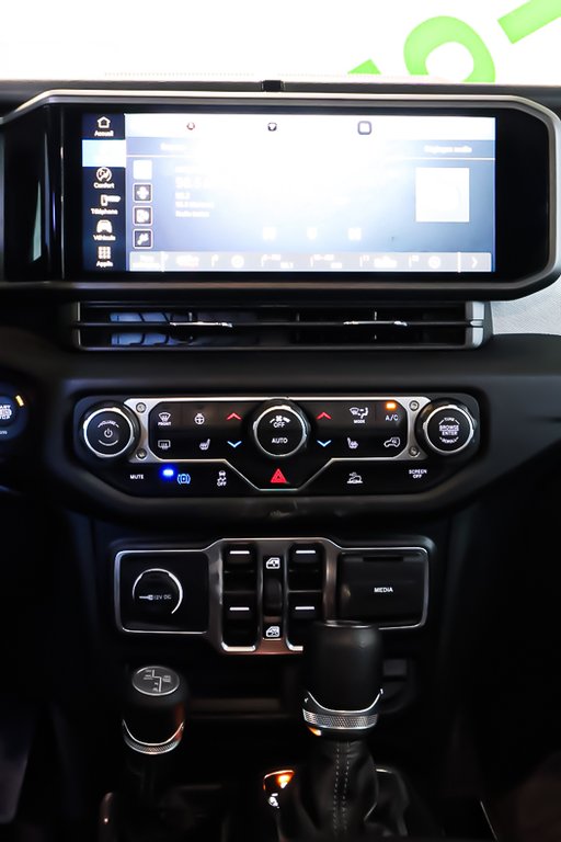 2024 Jeep Wrangler SPORT 4XE + PHEV + 4X4 + TOIT RIGIDE in Terrebonne, Quebec - 19 - w1024h768px