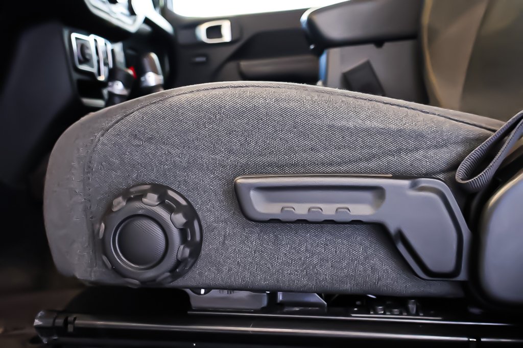 2024 Jeep Wrangler SPORT 4XE + PHEV + 4X4 + TOIT RIGIDE in Terrebonne, Quebec - 11 - w1024h768px