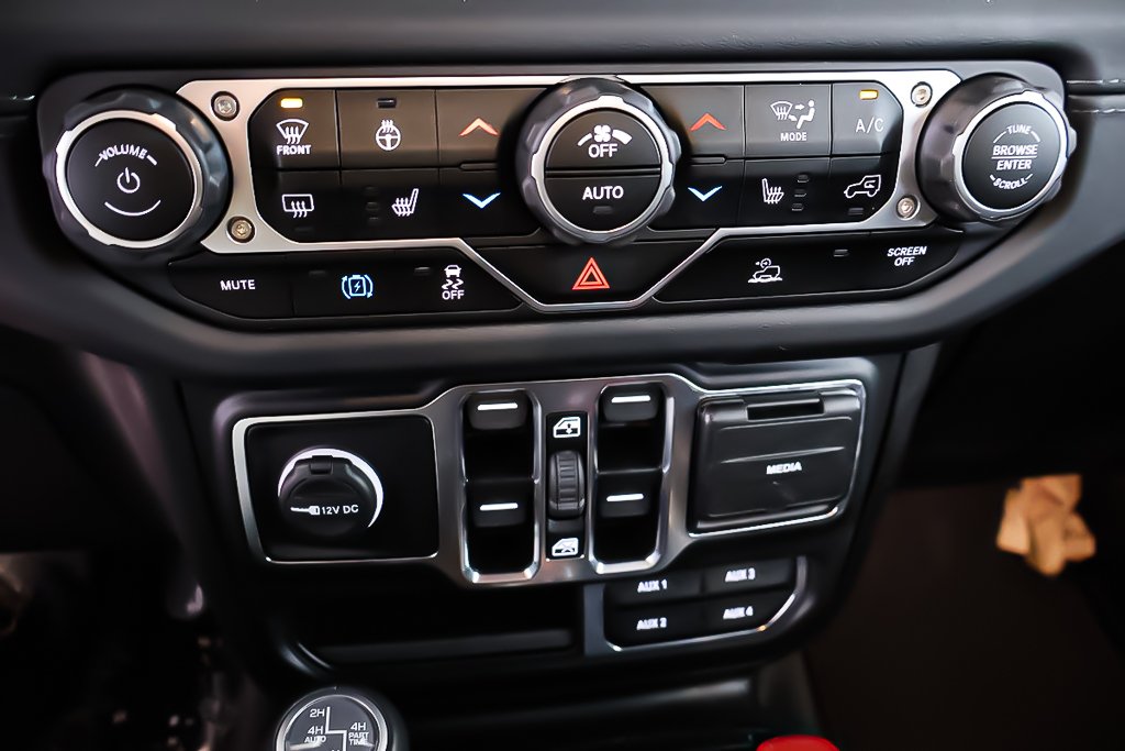 2024 Jeep Wrangler SAHARA 4XE + PHEV + TOIT SKY ONE-TOUCH in Terrebonne, Quebec - 24 - w1024h768px