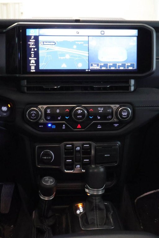 2024 Jeep Wrangler 4 PORTES SAHARA 4XE + PHEV + 4X4 + TOIT RIGIDE in Terrebonne, Quebec - 19 - w1024h768px