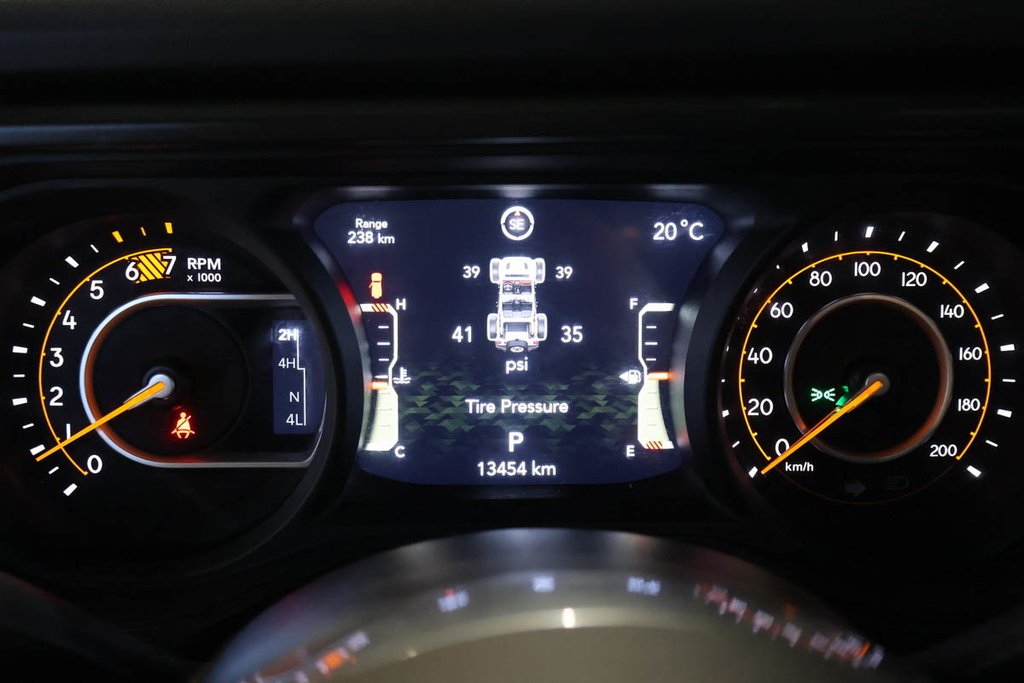 Jeep Wrangler 4 PORTES SAHARA + 4X4 + TOIT RIGIDE 2026 à Terrebonne, Québec - 18 - w1024h768px