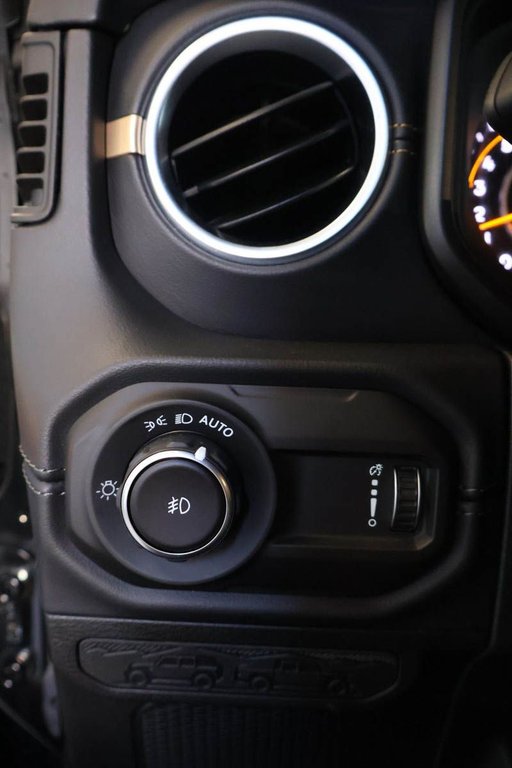 2026 Jeep Wrangler UNLIMITED SAHARA + 4X4 + SKY ONE-TOUCH in Terrebonne, Quebec - 26 - w1024h768px