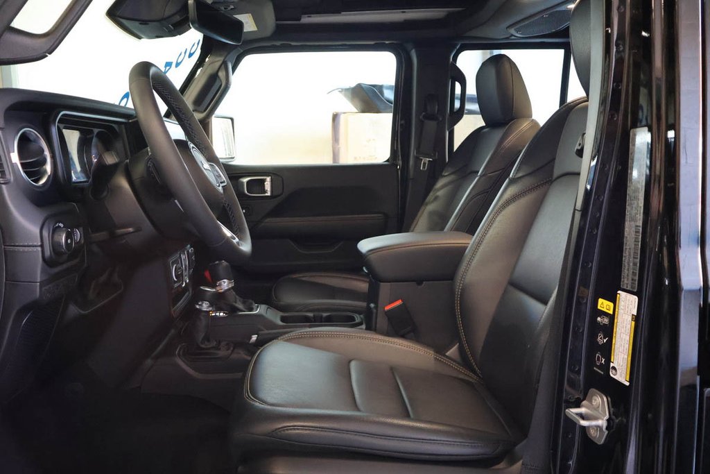 2026 Jeep Wrangler UNLIMITED SAHARA + 4X4 + SKY ONE-TOUCH in Terrebonne, Quebec - 10 - w1024h768px